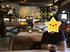 ラエコヤ広場のすぐ近くにある「オルデ・ハンザ」で
エストニア料理を食べました。

「きのこのスープ」とっても美味しかったです。
その他は。。。
ソースなどちょっと癖があり息子たちは難しかったかな。

お店の雰囲気が中世の商家でそれだけでとっても楽しめるレストランでした。