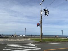 宗谷岬のモニュメントの前に信号があります。