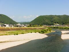 馬洗川に架かる赤い「巴橋」からの眺めです～、

馬洗川に西城川が合流し、５００mほど先で江の川に３つの川が合流する三次は舟運の要の町として栄えましたが、度々水害が発生して地域を離れる人が増え早い時期から過疎化も進んだそうです。