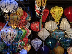 ホイアンではランタン祭りを見物しました。きれいだったけれども、私、人混みが超苦手。35mm