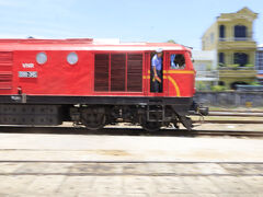三時間ほどの乗車でフエ駅に到着しました。この駅がこの列車の終点でした。ここでもガイドさんの案内で車輌を撮っていたら、機関車の切り離しが始まったので大急ぎで設定を変えて流し撮り！私、もう何も言うことございません。ここで帰国で結構です。35mm