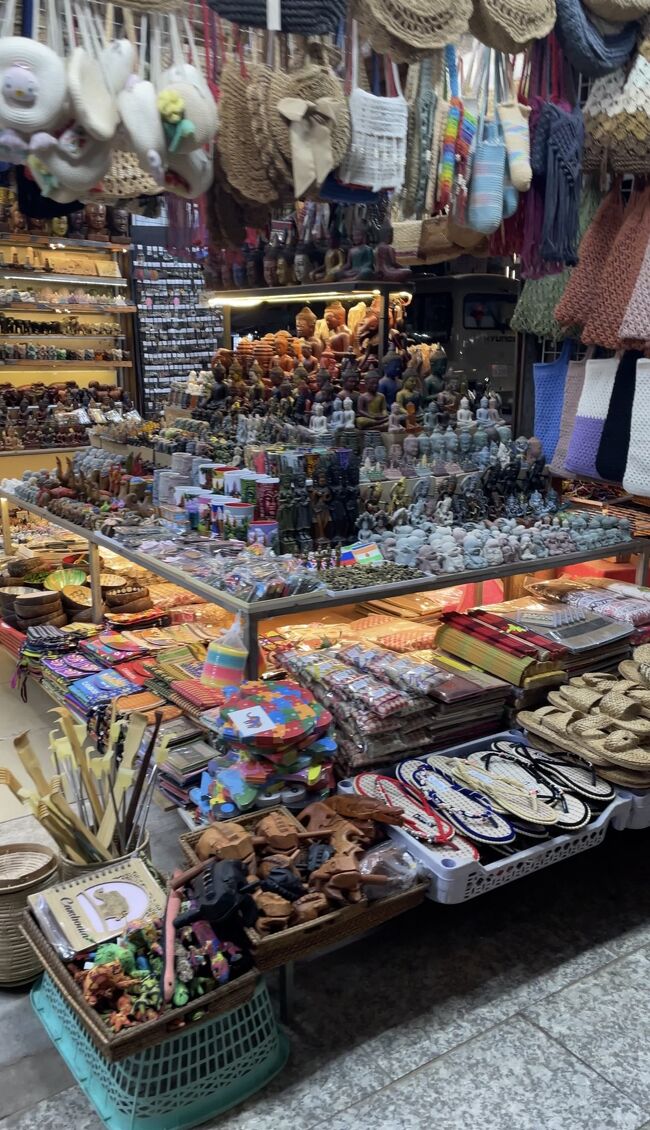 Tシャツ欲しかったので、呼び込みしてきた店員さんと値切り交渉して購入<br />観光客には高めに言ってくるので値切りは基本