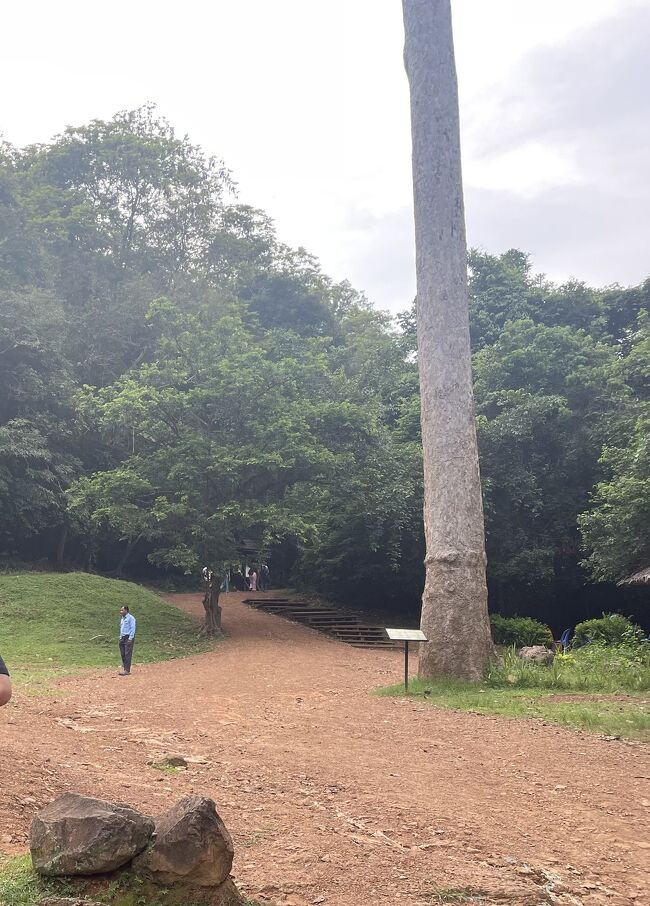 到着<br />ここから15分ほど歩いて山を登る感じです<br />こちらにアンコールパスを確認するスタッフがいたので見せると、明日のチケットなので16:45までは入れないとのこと<br />この情報は知らなかったのでこちらで30分ほど待つことに