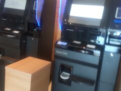 さて！時間になったので、チェックインします。

チェックインは機械でします。
駐車場は予約しとかなければいけません。