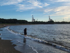 海に入ってる人もいますね。