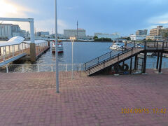 千葉港めぐりの観光船乗り場、週末限定で工場夜景クルーズも運航しています。
もう少し暗くなれば工場夜景も楽しめそうです。