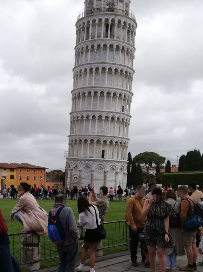○ピサの斜塔 Torre Pendente <br /><br />斜塔を手で支える例のポーズをしている人がいるが、思ったより少ない。<br />ほとんどの人がやるもんだと勝手に思っていたがそうではないようだ。<br /><br />恥ずかしいので我が家もやるのを止めた。