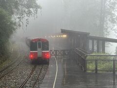 神木駅に近づいて来ると、駅員さんのアナウンスが聞こえてきました

雨に煙った神木駅も風情があって素敵