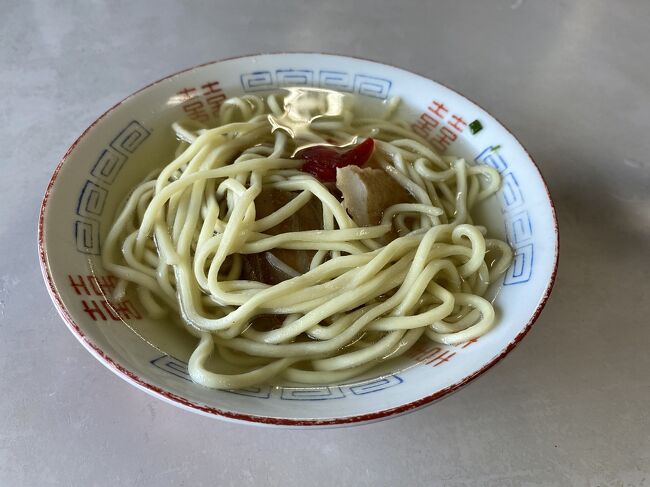 2022年9月20日（水）<br /><br />時刻は10時40分。ホテルをチェックアウトしてから朝食兼昼食をとりに朝から営業している菊栄食堂さんに行きました。<br />客層は地元のお客さんが圧倒的に多く、食べ終わって出て来た地元風のおじさんが「ここうまいよ」と教えてくれました。外観も店内も年季が入っておりレトロ感満載で見てるだけでも飽きなくて楽しいです。有名人のサインもいっぱい飾ってあります。<br />メニューはそば以外にも、カレー、オムライス、チャンプルー、ちゃんぽんなどがあります。<br />私が注文したのは「そば」（宮古そば）のネギ抜き。<br />出て来たおそばは麺の下に具（豚の赤身肉、三枚肉、かまぼこ）が隠れている昔ながらの宮古そばの盛り付け方です。<br />こしのある麺とあっさりとしたスープが美味しかったです。