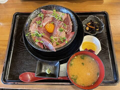 漁師丼、カツオとワラサの漬け丼