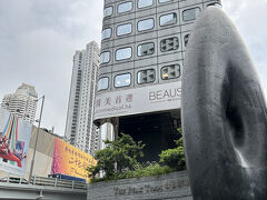 そして、この暑いのにまだ歩くの！ってちょっと怒っちゃうくらい歩いたらやっと着きました
（この時点で私のスマホネットがつながりません　500MB使ったらしい）
人が溢れかえってる