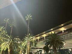 遅れを巻き返して定刻に到着！現地、雨ザーザー降り。楽天モバイルは２GBまで主要海外で使えるのに、相変わらず私のスマホは劇遅で使い物にならず。夫のスマホ頼み。なんとかUberでタクシーキャッチしホテルへ。