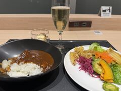 まずはJALのサクララウンジでカレーから
深夜便で機内食がしばらくでないのでエコノミークラスも全員ラウンジで食事ができます