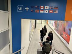 ヒースロー空港に早朝付きました
このUK＋のグループに入っているので機械的に入国できるのであっという間に外に出られます
でも到着したのが12/26なので公共交通機関が動いていません
予約していた送迎サービスの時間まで空港のベンチでポケモンGO