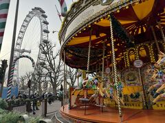 ロンドンアイの近くのメリーゴーラウンド