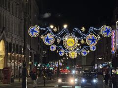 １回ホテルに戻って休んでから劇場に向かいます
ホテルの前のストランド通りのイルミネーション
写真にとるといまいちかな