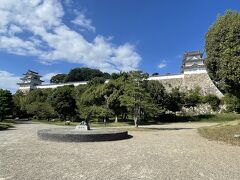 明石城を見に明石公園へ。

ここは天守閣はなくて、残っているのは櫓のみ。
そんなに人もいなくてよかったんだけど、なにせ暑い…！

岡山で後楽園行った時を思い出すな。
あれから2ヶ月以上経ってるのに同じような気温だなんて！