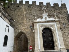 左側の門をくぐります
敵の侵入を防ぐために　ジグザグ構造になっています