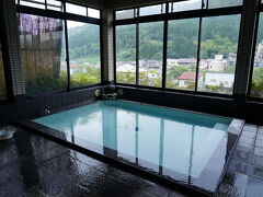 道なりに歩いて行くと、一軒の宿が見えて来た。『宝寿の湯』である。この宿以外は、川の東側の温泉街にあるため、ある意味、一軒宿である。そのため、館内は静かで人気が無い。もちろん、大浴場は貸切であった。広い窓からは、川向うの温泉街が一望できる。湯は熱めであったが、良い湯である。