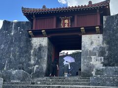 首里城は正殿が焼ける前に見学した事があった為、今回は中には入らず外からだけ見学しました。
