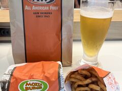 那覇空港のA&Wのハンバーガーを10分ほど並んで買いました。
好みのハンバーガーでとってもおいしかったです。
私バーガーキングのハンバーガー大好きなんですが、似てませんか？