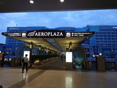 関空駅到着後、何も考えず向かって行ったのはこの写真とは逆方向。
「あれ、どこにあるん？無いねんけど」。（第一ターミナルにあった頃は、何度か利用した事があったけど、場所変わったん？）
「あんだけ、関空来てるのに。どこおるん？AEROPLAZA やで。」と、会う前から、叱られてしまいました。　ーー；