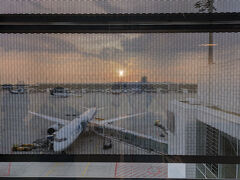 1時間遅れの出発も何のその、早朝6時半にはミュンヘンに到着。
朝日が見える、広い空港内をイミグレ目指して歩いていく、トイレがあったけれどまだあるよね…と思うのは日本の感覚。
進めど見当たらない～