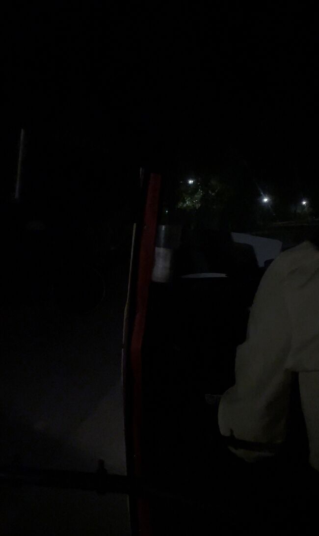 カンボジア3日目<br />アンコールワットの朝日を見るべく5時にトゥクトゥクのTumさんと待ち合わせをして出発しました<br />まだ真っ暗闇<br />ちなみにTumさんは前日にGrabで出会った方<br />日本語はもちろん英語も通じずクメール語のみの方でしたが、とても良い方だったので本日の観光にもスカウトさせていただきました