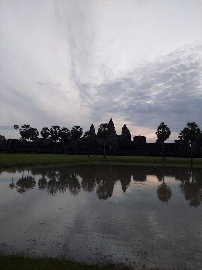 アンコールワットに到着した頃にはたくさんの人が集まってきていました