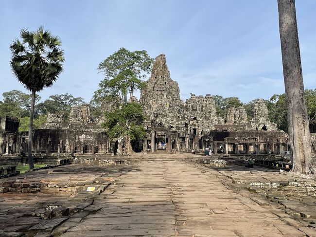 門をこえてしばらく走るとバイヨン寺院が見えてきました<br />