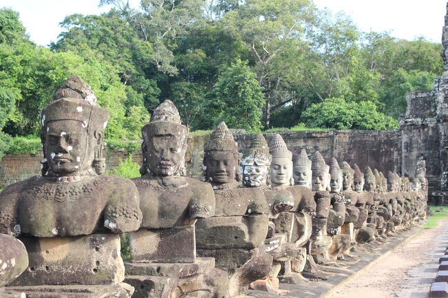 顔がいっぱい並んで守っている様