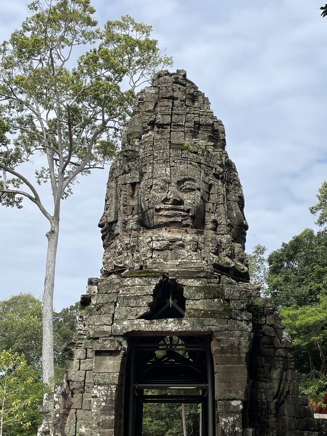 出口<br />先程と同じく出口でTumさん待っててくれました<br />冷たいお水も用意してくれてて、本当いい人だった<br />スカウト成功です！<br />ツアーにするとコスト倍以上はかかるし、自分のペースでまわれないので、この方法にして良かった