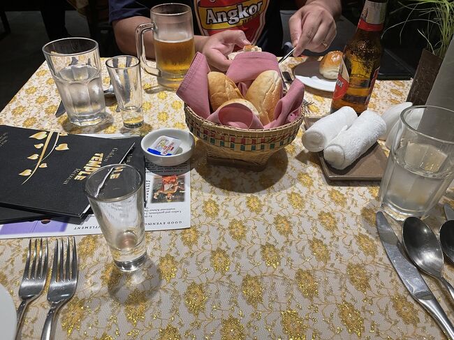 まずはパンと飲み物がやってきました