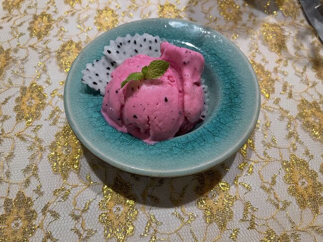 お口直しシャーベット<br />スープは撮り忘れた<br />というのも、この日夕方にスコールがあり、コバエのような虫が大発生<br />野外のこのレストランでは上でファンが回っているんだけれどもそれがスープや水に落ちてくる落ちてくる笑<br />スタッフの方も焦りめっちゃ謝られ、いろいろありバタバタしていました笑