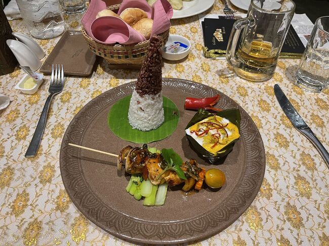 メインのアモックと串焼き<br />すべてトラディッショナルなものです