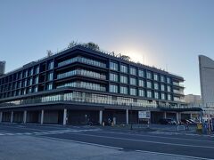 横浜での前泊は、ハンマーヘッドにあるホテルインターコンチネンタル横浜pier8。
インターコンチグランドのとなりの8番突堤に、比較的最近できたホテル。

羽田空港からは京急のリムジンバスで小一時間。ホテル玄関まで運んでくれます。便利ですね～。ただ、このホテルを経由する便は本数が少ないので要注意。