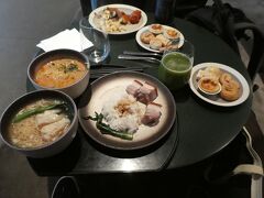 空港に到着後、出国手続きを終えてキャセイラウンジへ
広くてびっくりしました。
メニューも場所によって様々で、制覇するのは到底無理でした。

甘いのからお食事系まで種類豊富です。
エッグタルトもあるし、麺類も色々ありました。