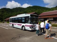 いわゆる石見銀山の景観地区を通り越して、その先にある「石見銀山世界遺産センター」の駐車場に着いた。
ここから、バスに乗ります。