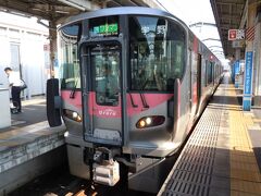 ３番線ホームから宇野線下り普通 ８：４１発 宇野行に乗車します、

広島同様に新しい２２７形電車ですね～、で愛称・Ｕｒａｒａと優しいカラーリングが施されています。
では、宇野まで懐かしい車窓を楽しみましょう！～。