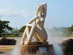 道路を渡った公園の「愛の女神像」です、

噴水の中心に裸像の女性が座り左手で髪をかき上げてる仕草がチャーミング？、何でも”たまのの恋愛スポット”だそうですよ。