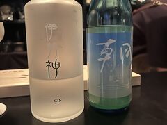 2時間かけて、ゆっくりフルコースを味わったあとは、
ホテル近くの地元のBAR「ENISI」へ。

地方BARソムリエのハンサムにとって、歴代トップ3には入るほどの美味しさとこだわり・・・！

伊勢神宮に相応しいジンや、香り付け(ヒノキ)
そして丁寧な説明。
フレッシュなカボスを使ったカクテルも、とっても美味しかったです！

最高の食事＆最高のお酒で大満足。

明日はいよいよ伊勢神宮へ向かいます。