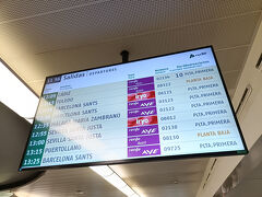 "Madrid Puerta de Atocha"という駅から特急に乗ります。Metroの"Atocha Renfe”という駅は、隣接していますが別です (詳しく知りたい方は駅の口コミも書きましたのでご参照くださいね)。
各鉄道会社は、発車30分前に駅に着くよう推奨しています。駅に入ると荷物含めたSeurity Checkがありますが、計5分くらいで乗車口に来られます。画像の掲示板を見ても乗車口がわからないと思います。奥に進んで数ある乗車口の表示を目視し自分の行先、時刻、列車名を探します。