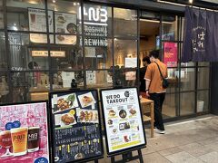 これまた近くのビアパブ【はればれ】

17:00のバス乗るのにもう16:00回ってるのでサクっと！のはずがこの時間で混んでて無理やりカウンターに着席させていただきました。

人気店！
