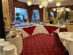 朝食は1階のインド料理のレストランで日曜以外は7時からでした。
7時に行って見ると