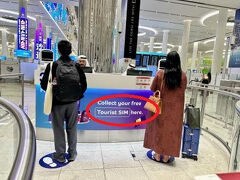 ほぼ定刻通り、朝6時前にドバイに着きました。
ドバイに入国すると、無料で1ギガのSimカードがもらえるとのことでしたが、ちゃんと入国審査のところで、配ってました。
無料Simをあてにして、今回はヨーロッパ専用のe-Simを買ったので、無事にもらえて一安心です。