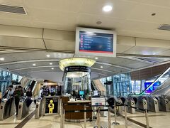 ドバイモールの最寄り駅の「Burj Khalifa / Dubai Mall」に着きました。
駅はきれいで、モダンな建物。
近未来都市ドバイの雰囲気が漂っています。