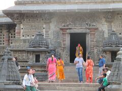 今も信者が訪れる生きた寺院