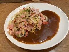 名古屋めし一つめは、あんかけスパ。スパゲッティハウスヨコイさんで。人気のミラカン1,100円。
お昼時だったので、結構並んでいました。初めて食べたけど、想像と全く違う味でした。スパイシー？というよりコショウからい。他にない味だから、癖になるのはわかる。また食べたいかも…