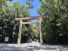 30分くらい待ち時間があったので、熱田神宮にお参りに行き、御朱印をいただきました。