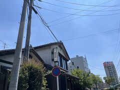 ひつまぶし目当てに、地下鉄で熱田まで来ました。
お昼過ぎで多くの方が待っていましたが、カウンターなら比較的早く入れるとのこと。名前を伝えてウェイティング登録をしました。
